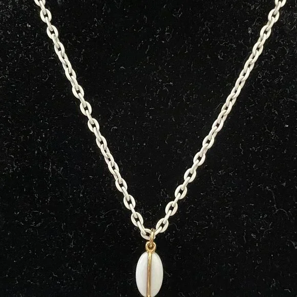 Vintage Trifari White Gold Resin Crescent Shape 4.75 Pendant Necklace 14 Drop
